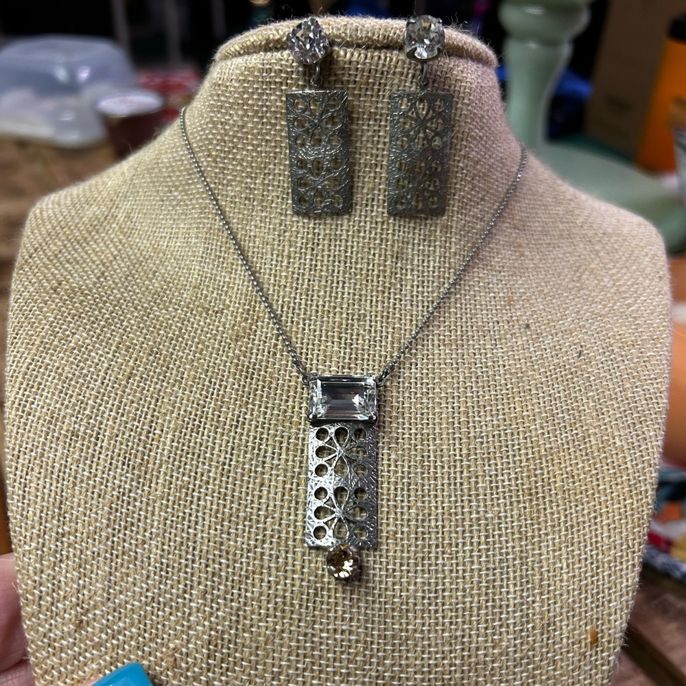 Sabika necklace and earrings